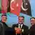 Der türkische Präsident Abdullah Gül (M.), sein afghanischer Kollege Hamid Karsai (l.) und Pakistans Präsident Asif Ali Zardari; Nationalflaggen im Hintergrund (Foto: AP)