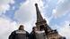 Policiais em frente à Torre Eiffel