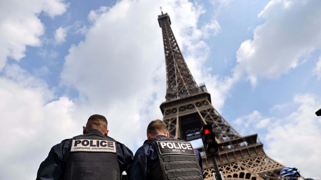 Policiais em frente à Torre Eiffel