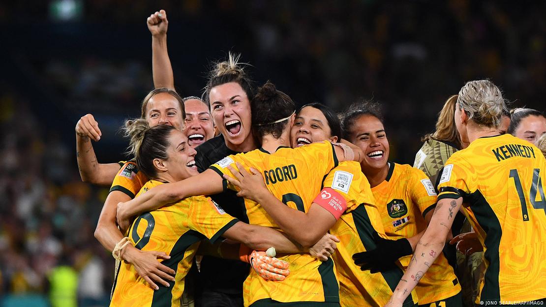 Jogadores da Austrália se abraçam em campo Jogadores da Austrália se abraçam em campo