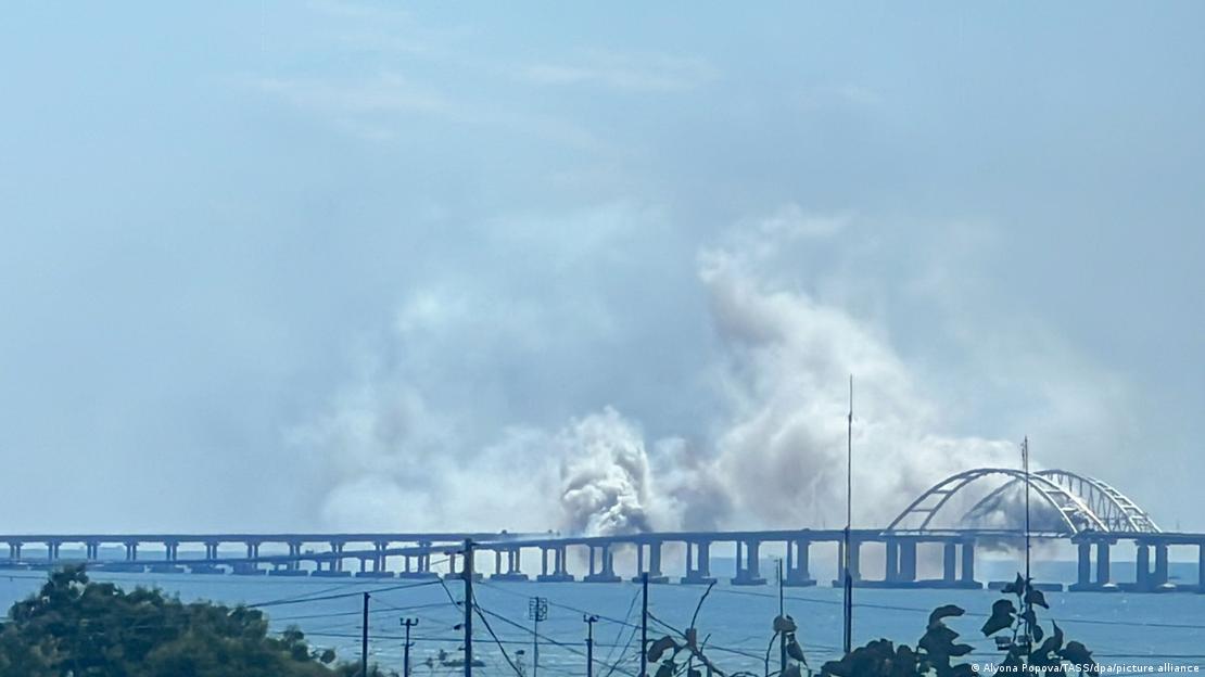 Ponte de Kersch vista de longe, com fuma&ccedil;a ao fundo