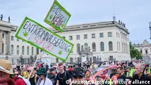 12.08.2023**„Entkriminalisierung sofort“ steht auf einem Schild, das ein Demonstrant der Hanfparade hält. Die Teilnehmer der Demonstration kämpfen für die Legalisierung der Droge Cannabis. Die Hanfparade ist laut Angaben der Veranstalter die größte und traditionsreichste Demonstration für Cannabis in Deutschland.