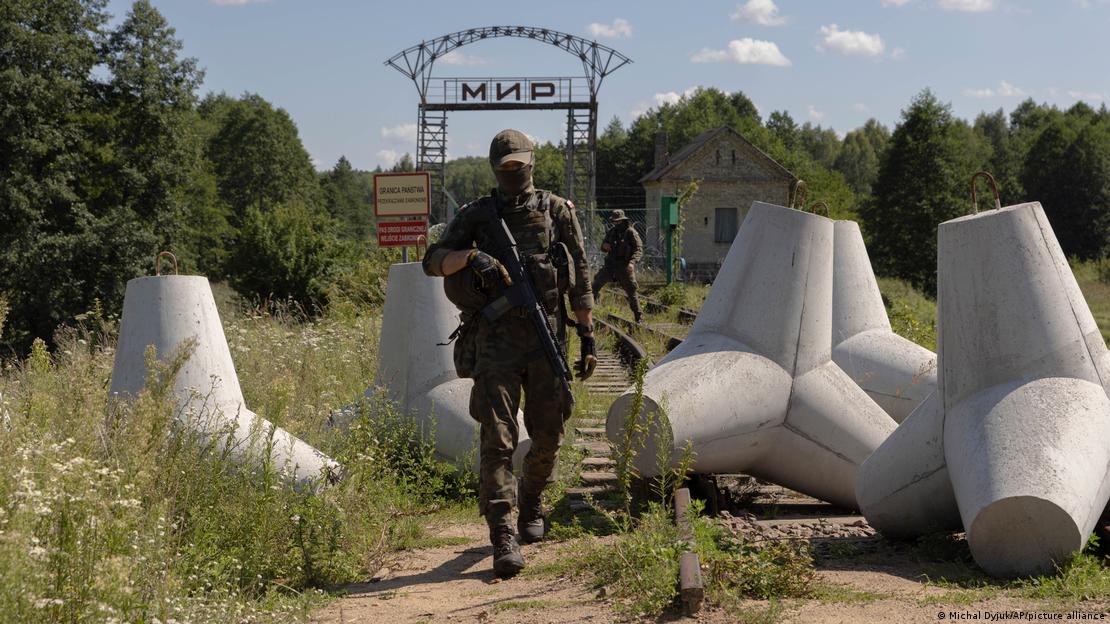 Soldado patrulha fronteira entre Pol&ocirc;nia e Belarus