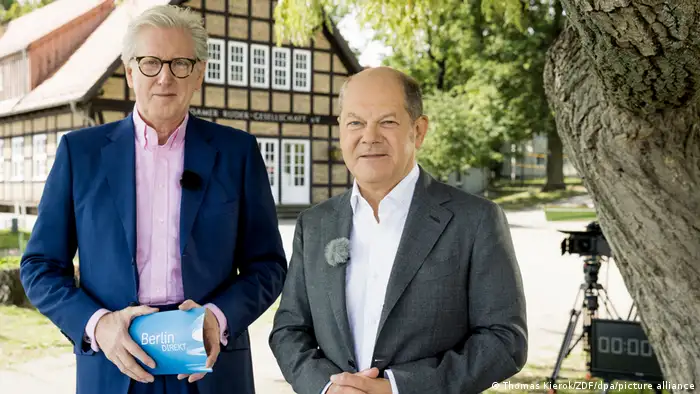 المستشار الألماني أولاف شولتس مع ثيو كول، الصحفي الذي أجرى معه مقابلة الصيف.