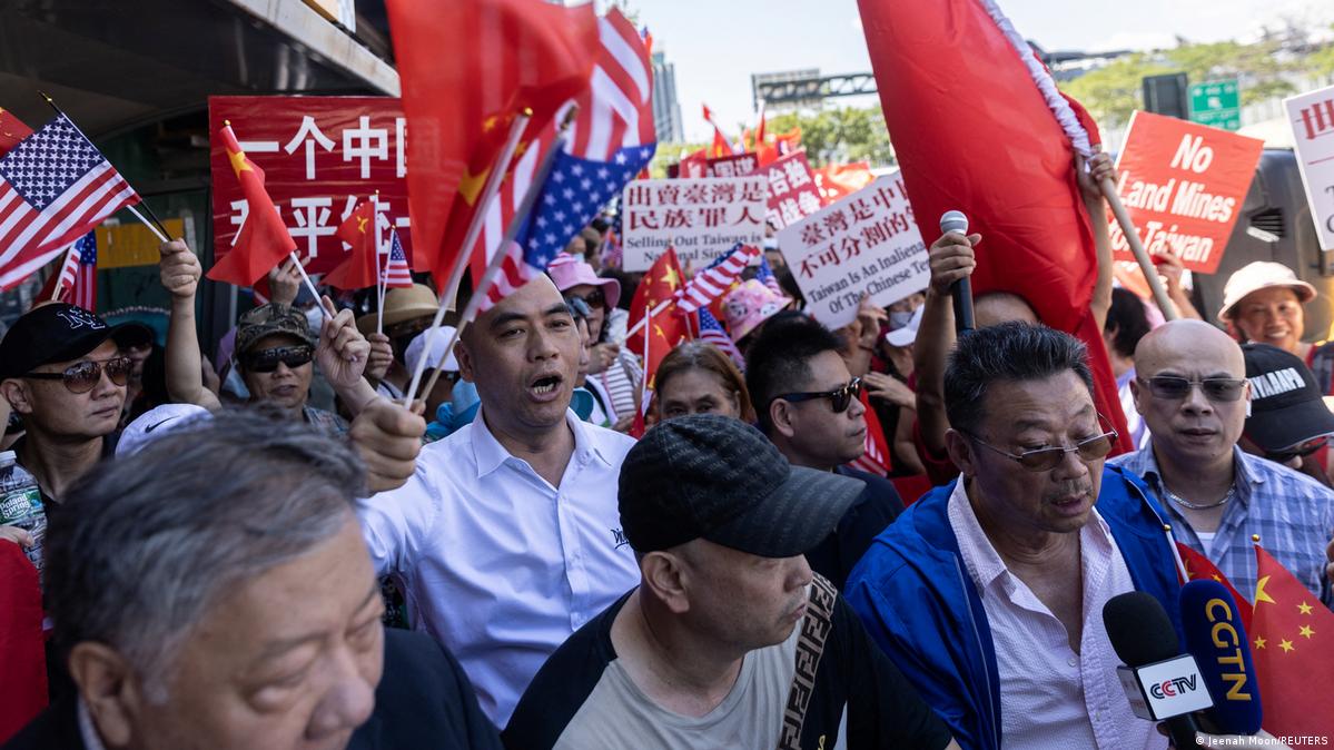 赖清德参加纽约侨宴 反对者场外举牌抗议
