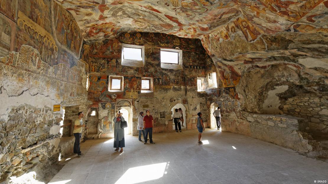 Kayalar üzerine kurulu manastır, içindeki fresklerin güzelliğiyle de binlerce ziyaretçi çekiyor.