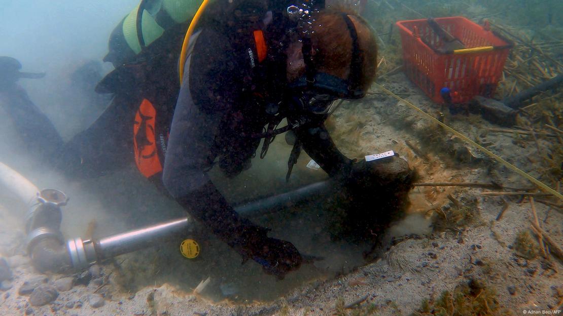 Un buceador busca material arqueológico en el lago Ohrid. Un buceador busca material arqueológico en el lago Ohrid.