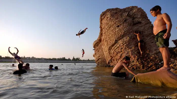 فتيان عراقيون يسبحون في مياه دجلة، بغداد في يوليو 2023 