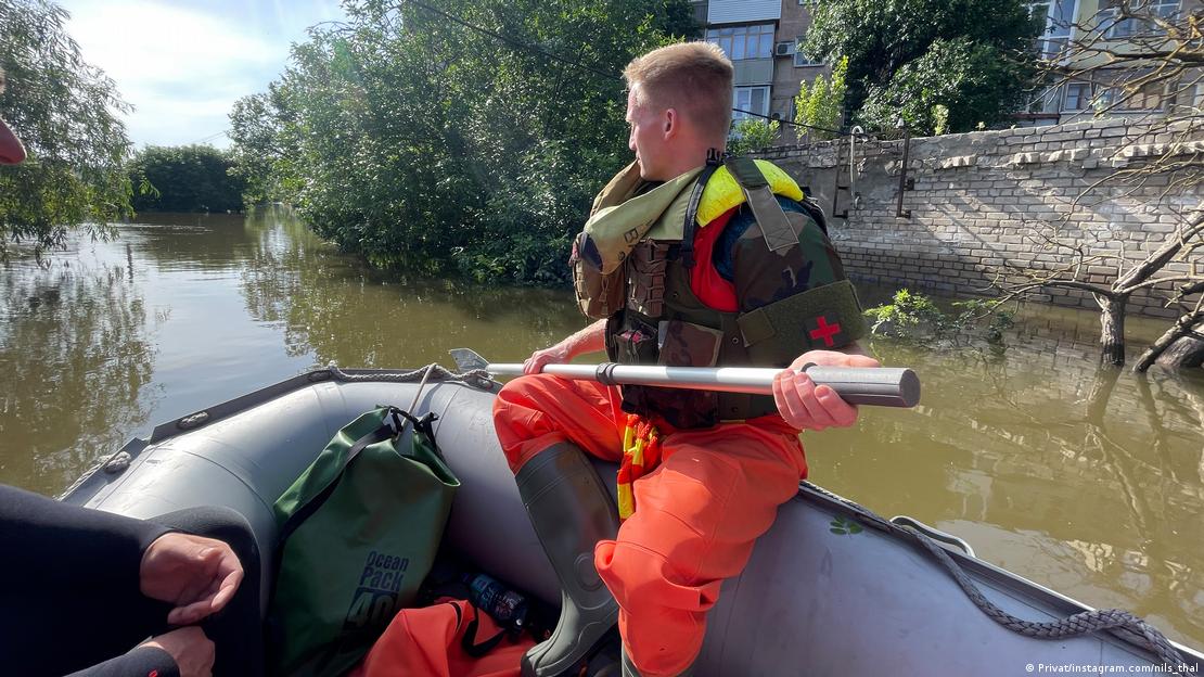 Нилс Тал в лодка - помага на бедстващи хора в Украйна