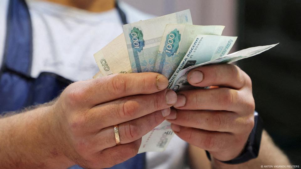 تواصل انتخفاض قيمة الروبل الروسي تواصل انتخفاض قيمة الروبل الروسي