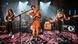 Declan Mckenna mit Band steht auf der Bühne Declan Mckenna mit Band steht auf der Bühne