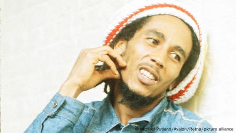 Bob Marley raucht einen Joint