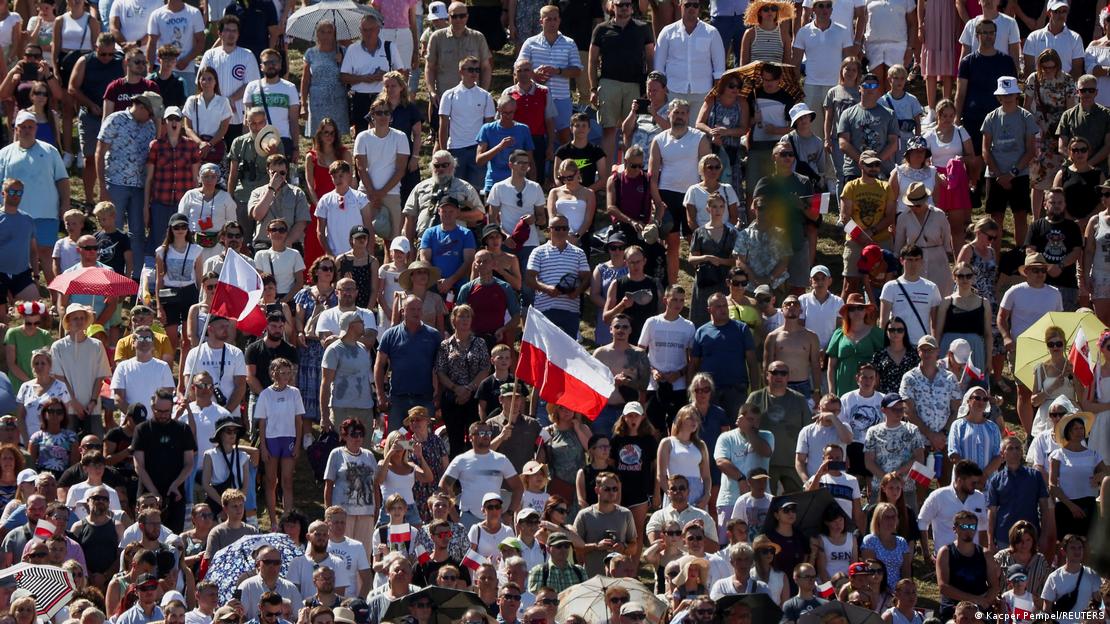 Multid&atilde;o assiste a parada militar em Vars&oacute;via