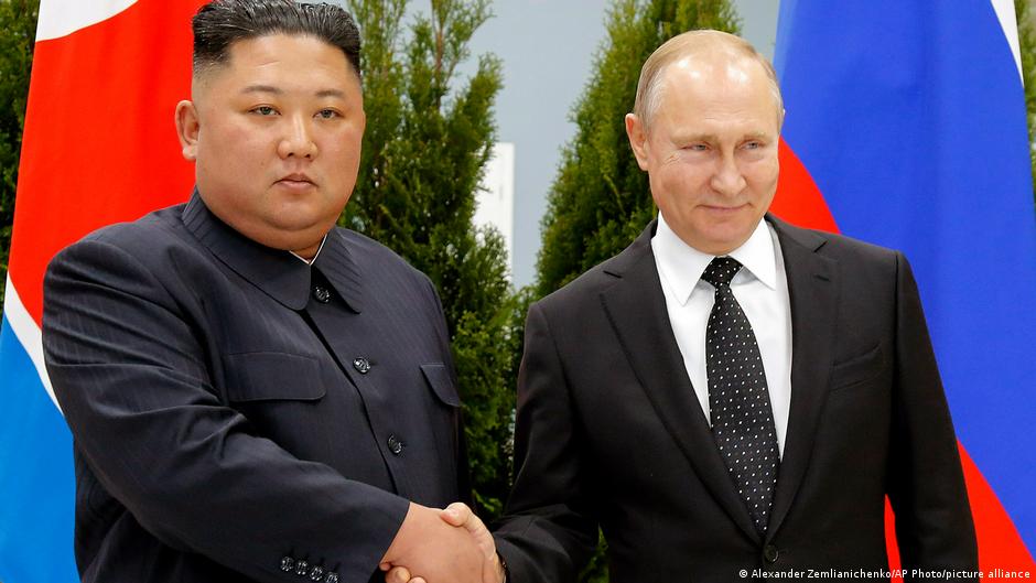俄羅斯總統普丁（右）和朝鮮領導人金正恩於2019年4月25日在俄羅斯符拉迪沃斯托克舉行會議期間握手。