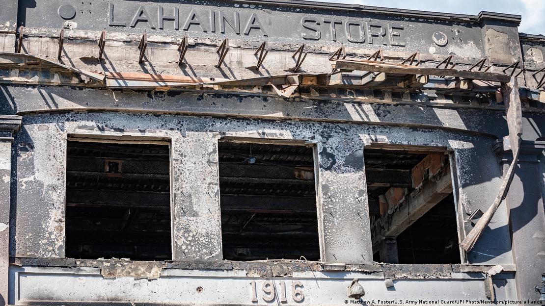 La fachada de una antigua tienda de Lahaina sobrevivió a las llamas.