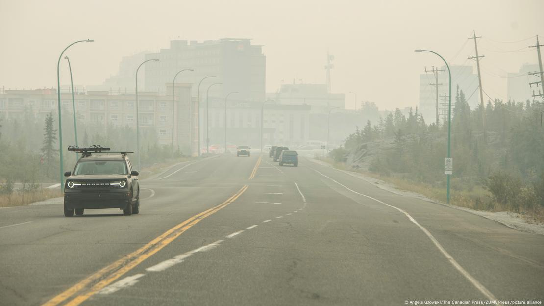 El humo pesado de los incendios forestales cercanos llena el cielo en Yellowknife. (15.08.2023)