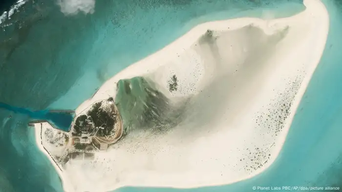 今年2月20日拍摄的中建岛（Triton island）卫星图片