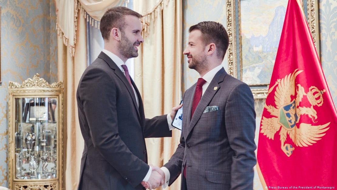 Milojko Spajiq dhe presidenti Jakov Milatoviq i shtrëngojnë duart njeri-tjetrit