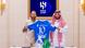 O jogador de futebol Neymar Jr. exibe, junto com um cartola, camisa do time saudita Al-Hilal O jogador de futebol Neymar Jr. exibe, junto com um cartola, camisa do time saudita Al-Hilal