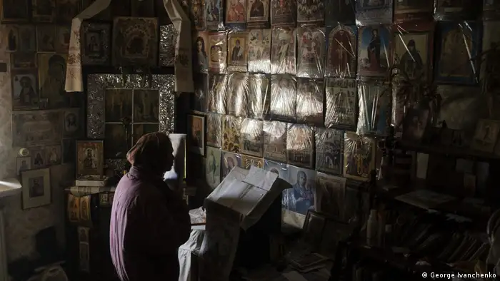 DW Akademie l Ukraine Krieg l Frau betet in Tschassiw Jar