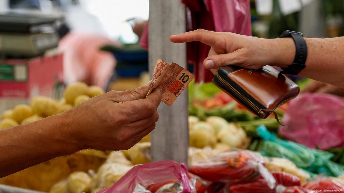 Cliente e feirante interagindo numa feira livre