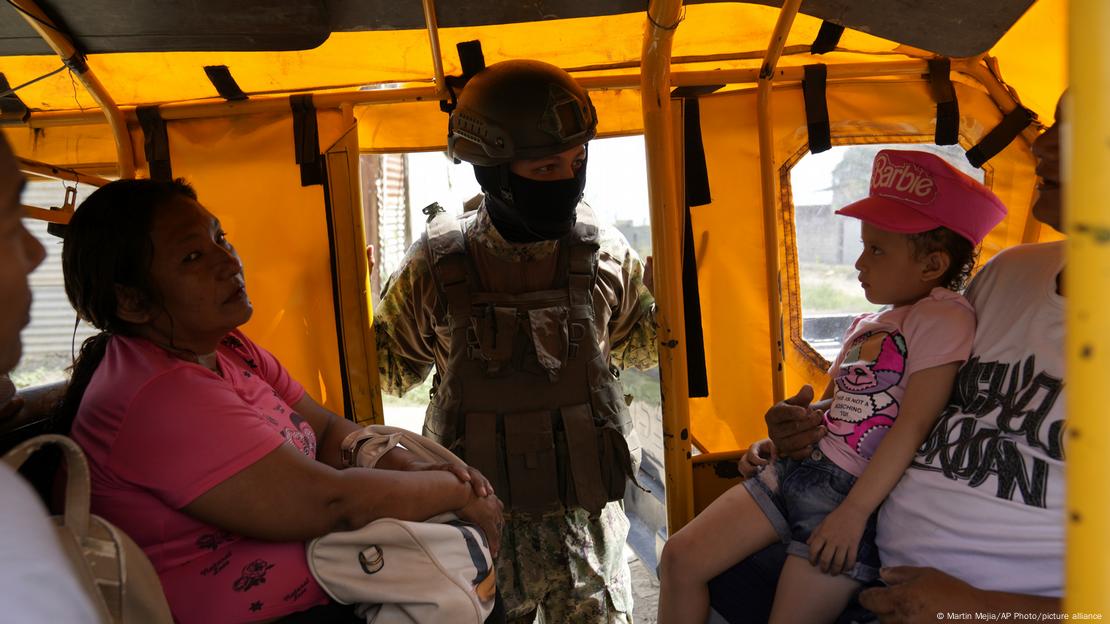 Foto de archivo de un soldado que revisa a personas en el transporte público de Ecuador.