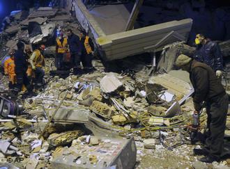 Rettungskräfte suchen in den Trümmern eines eingestürzten Hotels nach Überlebenden (Foto: AP)