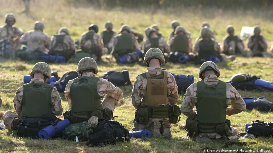 烏克蘭士兵在接受英國軍方受訓期間休息（資料照）