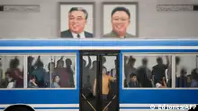 18.6.2019***
Commuters ride a bus past the portraits of late North Korean leaders Kim Il Sung and Kim Jong Il, on Kim Il Sung square in Pyongyang on June 18, 2019. (Photo by Ed JONES / AFP)