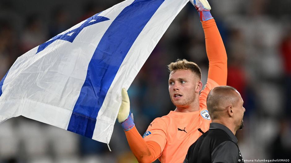 Bayern Munich sign Israeli goalkeeper Daniel Peretz – DW – 08/26/2023 - Vimarsana News