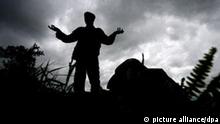 ARCHIV - Ein Soldat der Kongolesischen Armee (FARDC) steht auf der Frontlinie außerhalb des Kibati Flüchtlingslagers im Kongo, am 13.11.2008. Sexuelle Gewalt gegen Männer wird in vielen Ländern als Kriegswaffe eingesetzt - jedoch ist das Thema nach wie vor tabu. In Uganda finden die traumatisierten Opfer Hilfe. Foto: EPA/STEPHEN MORRISON (zu dpa-Korr «Männervergewaltigung als Kriegswaffe - In Uganda finden Opfer Hilfe» vom 21.10.2011) Schlagworte Konflikte, Kriminalität, Uganda