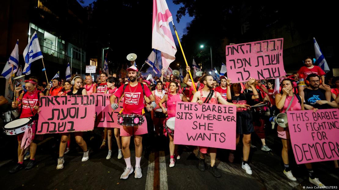 در تظاهرات ۱۰۰هزار نفری در تل‌آویو در شامگاه ۱۹ اوت ۲۰۲۳، بر روی پلاکاردهایی که در دست زنان بود، از جمله نوشته بودند: "اسرائیل ایران نیست"