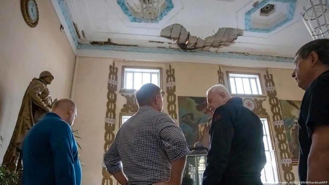 Roman Starovoit inspeciona estação ferroviária danificada