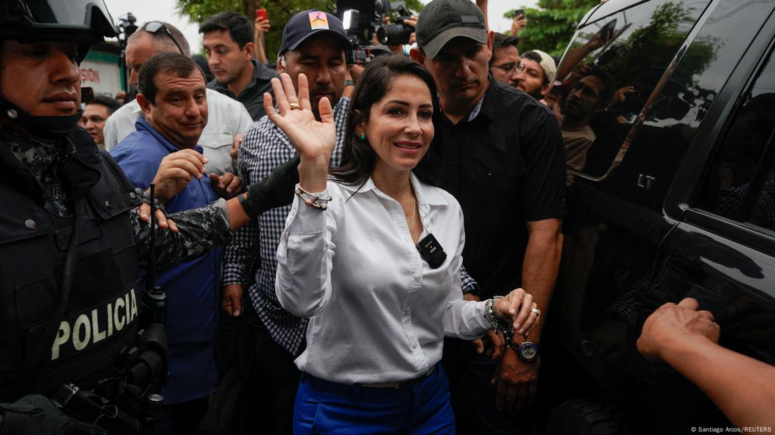 Luisa González custodiada por la Policía durante su campaña electoral.