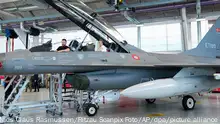 Wolodymyr Selenskyj (l), Präsident der Ukraine, und Mette Frederiksen (r), Ministerpräsidentin von Dänemark, sitzen in einem F-16-Kampfjet auf dem Luftwaffenstützpunkt Skrydstrup. Dänemark und die Niederlande werden der Ukraine F-16-Kampfjets liefern. +++ dpa-Bildfunk +++