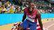 Noah Lyles celebra la victoria portando una bandera estadounidense. Noah Lyles celebra la victoria portando una bandera estadounidense.