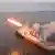 Barco militar lanzando un misil.
