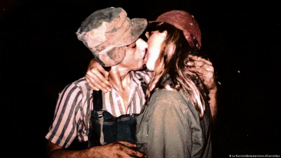 Stockholm Sendromunu sembolize eden 1996 tarihli bu eski fotoğrafta Nicola Fleuchhaus adlı bir rehine onu kaçıran Julio Cesar Vega ile öpüşüyor 