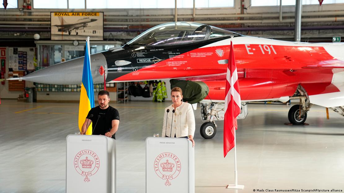 Украинският президент Зеленски и датската министър-председателка Фредериксен дават съвместна пресконференция във военната база Скридструп