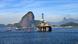 Plataforma de perfuração marítima da Petrobras na Baía de Guanabara, no Rio de Janeiro, com o Pão de Açúcar e o Cristo Redentor ao fundo