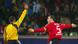 Un árbitro muestra la tarjeta roja a un jugador del Leverkusen. Un árbitro muestra la tarjeta roja a un jugador del Leverkusen.