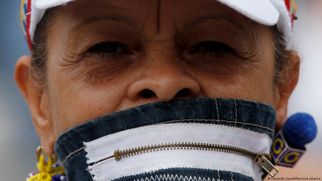 Una mujer con un cierre en la boca como símbolo de represión, en una protesta en Caracas. 