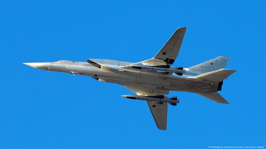 Ein russische Tupolew-Bomber am blauen Himmel 