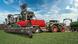 Un gran tractor esparce fertilizante nitrogenado en un campo.