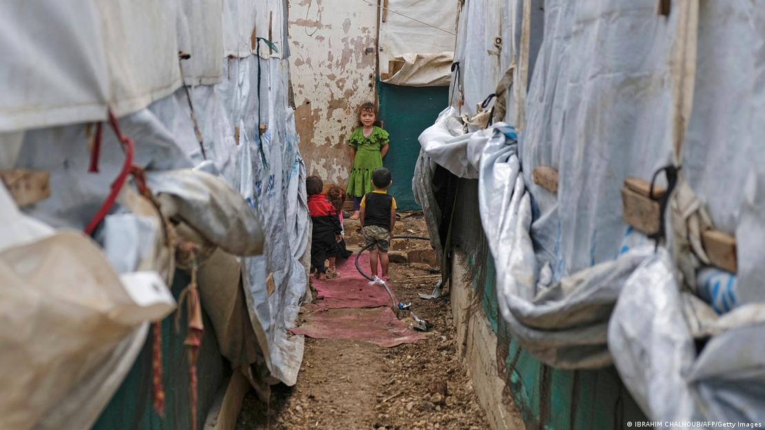 Lübnan’ın kuzeyindeki mülteci kampında yoksulluk içinde yaşayan Suriyeli çocuklar