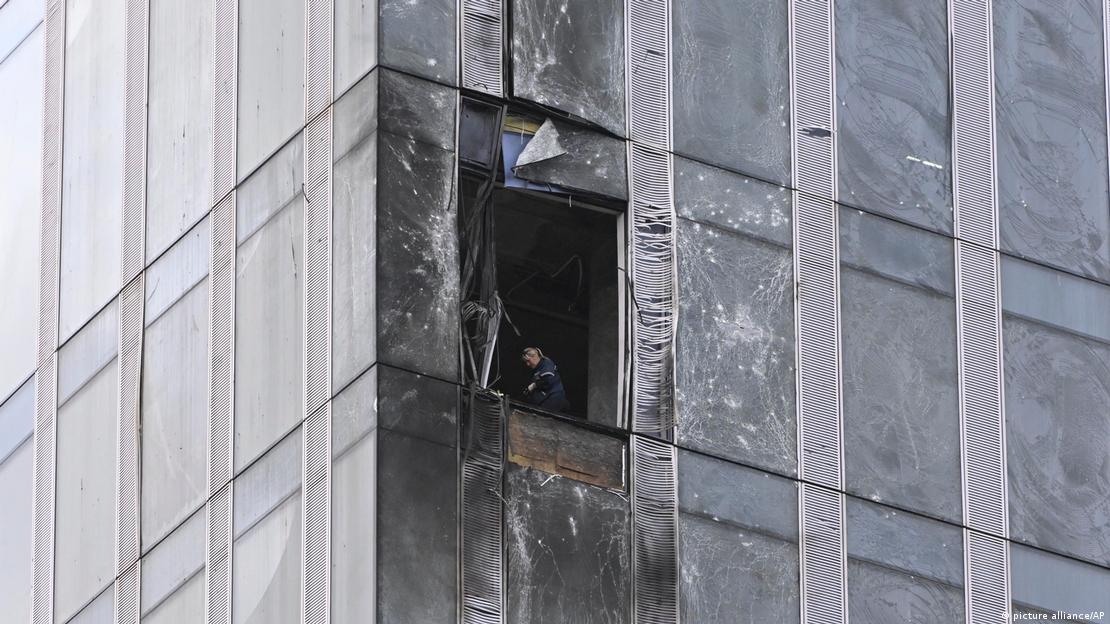 Perito examina arranha-céu danificado no distrito comercial da cidade de Moscou após um suposto ataque de drone em 23 de agosto de 2023. Perito examina arranha-céu danificado no distrito comercial da cidade de Moscou após um suposto ataque de drone em 23 de agosto de 2023.