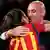 Präsident des Spanischen Fußballverbande sLuis Rubiales gibt Kuss an Spielerin Jennifer Hermoso