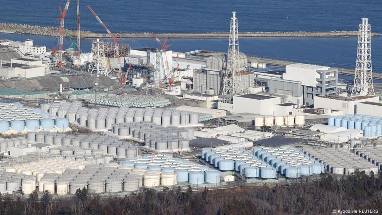 Japan begins pumping Fukushima nuclear plant water into sea – DW – 08 ...