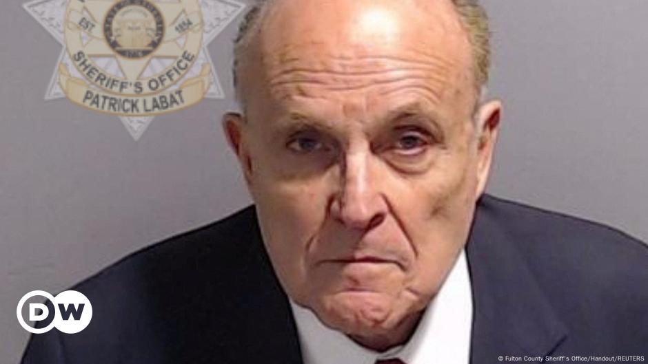 Ex-Trump lawyer Giuliani surrenders at Georgia jail – DW – 08/24/2023