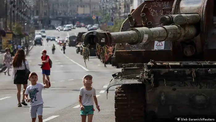 乌克兰独立日，基辅市中心的俄军坦克残骸